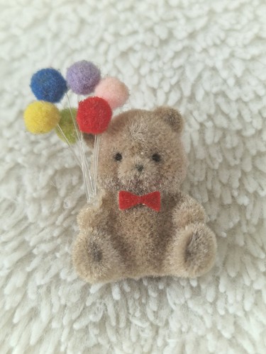Pin ourson velours avec - pin's,